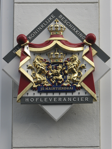 901015 Afbeelding van het moderne gevelteken 'Hofleverancier', op de voorgevel van de Rode Winkel (Lange ...